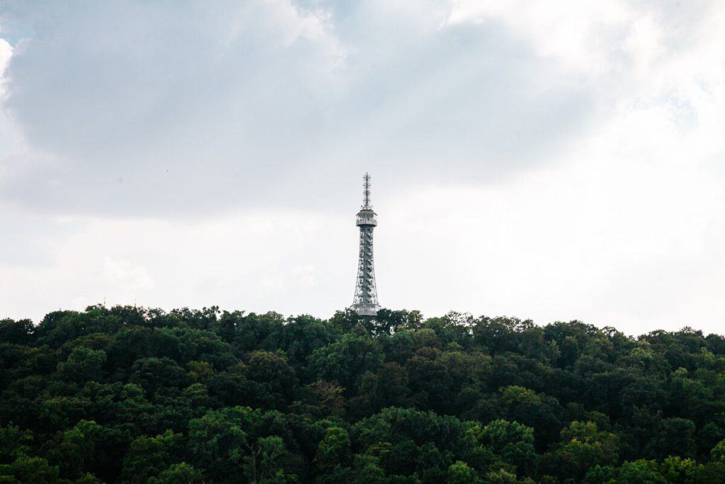 De Petrinheuvel is een van de grootste en tevens hoogst gelegen parken van Praag, die wordt gedomineerd door de Petrintoren, een minireplica van de Eiffeltoren.