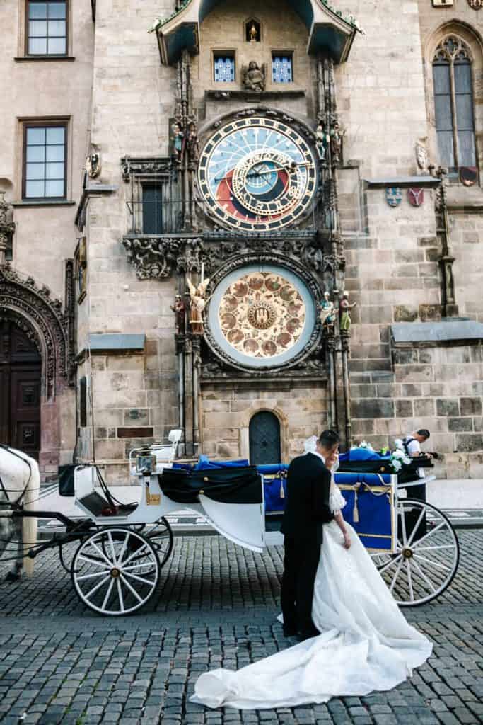 Het Raadhuisplein in Praag wordt gedomineerd door prachtige gebouwen als de Tynkerk en het Oude Raadhuis met de Astronomische Klok. Deze klok geeft naast de tijd ook de stand van de zon en maan aan. Bovendien verzamelen hier elk uur talloze mensen om een kleine show te bewonderen, waarbij twaalf beeldjes, die voor de apostelen staan, achter een deurtje tevoorschijn komen.