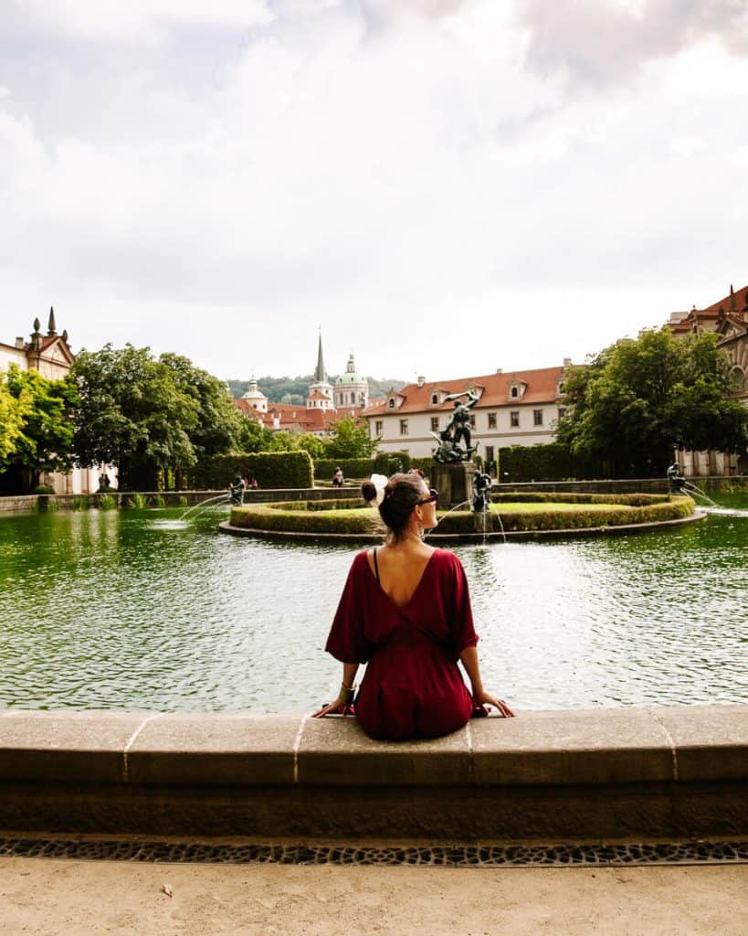 Neem tijdens je bezoek in Praag ook een kijkje in de tuinen van het barokke Walleinsteinpaleis, waar tegenwoordig de Tsjechische senaat huist. In de tuinen vind je een paviljoen met fonteinen, pauwen, en een namaakgrot met stalactieten.