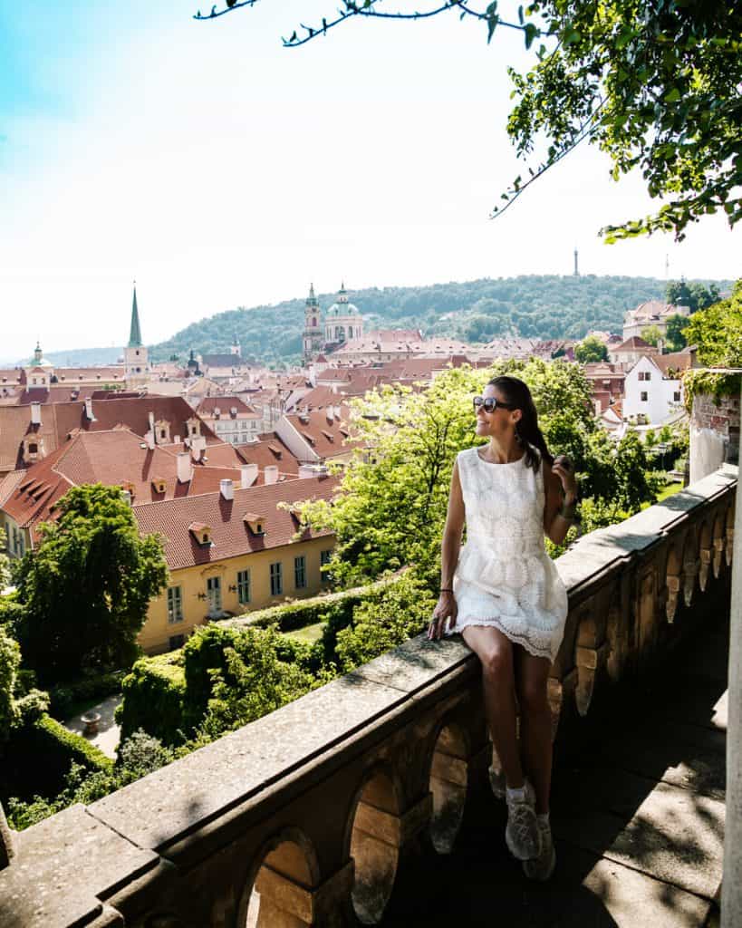 Een van de mooiste plekken en voor mij een van de top bezienswaardigheden in Praag is Palácové Zahrady. Waar je het paleis namelijk met talloze toeristen deelt, loop je in deze paleistuinen met misschien een handjevol andere bezoekers. 