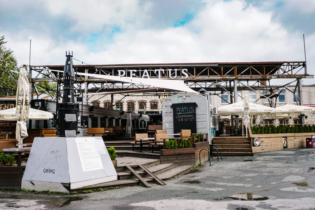 Peatus in Depoo. Depoo, is de food straat van Telliskivi. Treinwagons en containers zijn het decor voor restaurants en foodtrucks