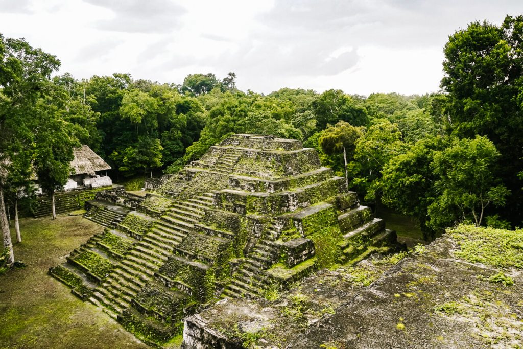 Uitzicht vanaf noordelijke akropolis in Yaxhá.