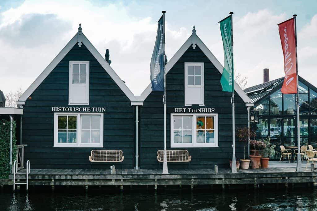 The historical garden of Aalsmeer is a living open-air garden museum, showcasing tools and pictures with information on how flowers and plants were cultivated back in the beginning of the 20th century. 