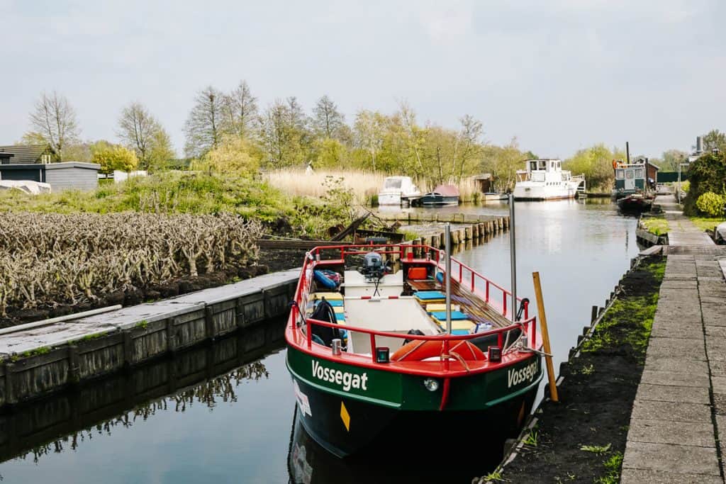 One of the best things to do in Aalsmeer on a nice day is to take a boat tour on the Westeinder plassen, a nature reserve and the largest freshwater lake around Amsterdam. 