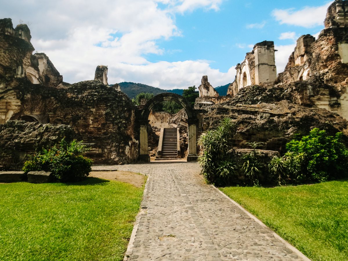 The earthquakes have left their mark on the streets of Antigua. This can be seen in the many ruins of the city. Most of them are still in the original collapsed shape, others are transformed into a new church, hotel, or museum.