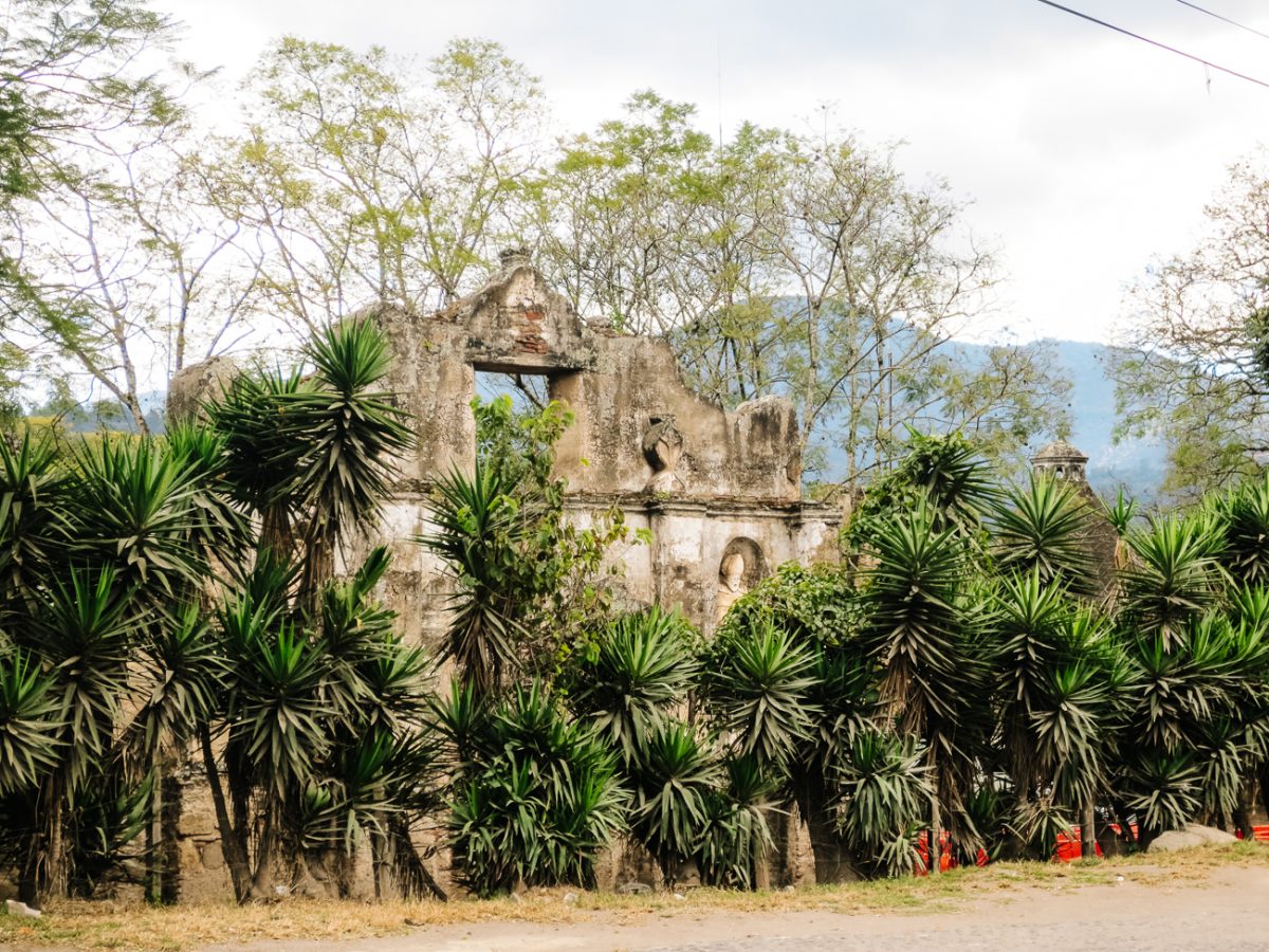 The earthquakes have left their mark on the streets of Antigua. This can be seen in the many ruins of the city. Most of them are still in the original collapsed shape, others are transformed into a new church, hotel, or museum.