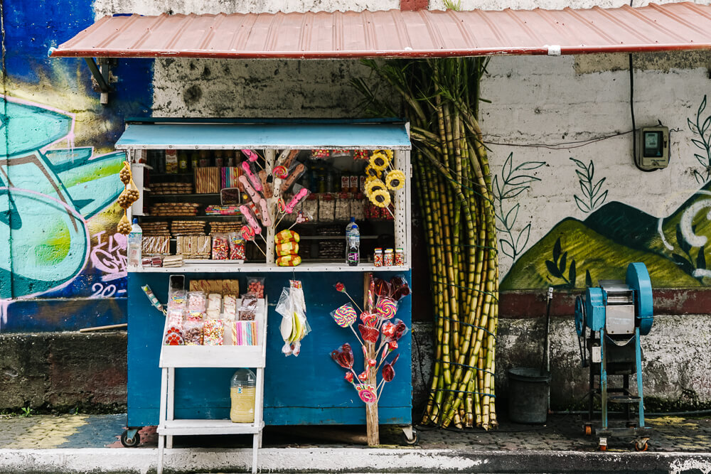 Stalls with sugarcane and melcochas.