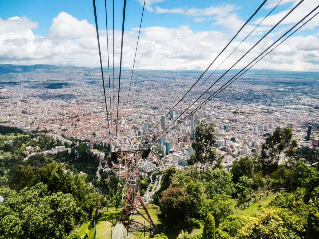 In Bogota kun je met de kabelbaan naar de 3000 meter hoge Monseratte berg, waar je zicht hebt op heel Bogotá. 