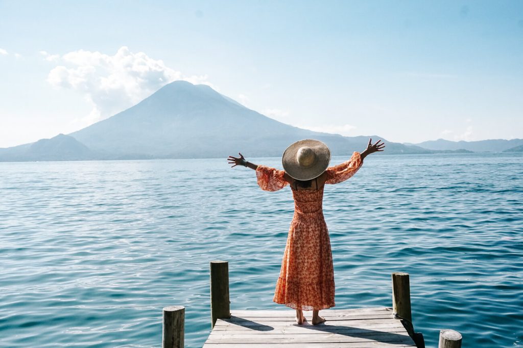 Deborah met uitzicht op meer en vulkanen - Ontdek Lake Atitlan Guatemala: een uitgebreide reisgids + handige tips