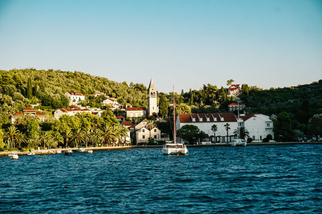 A surprise during our Sail Croatia cruise was a quick visit to Sipan, wich is part of the Elafiti islands along the Dalmatian coast, located northwest of Dubrovnik. Not because there is so much to see or so. In the small town, with only a few hundred inhabitants, it seems as if time has stood still. And that is what makes it so unique.