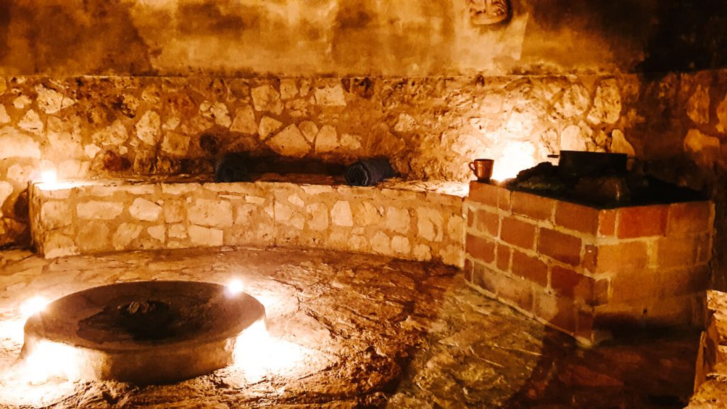 Ervaar een traditionale temazcal. Een temazcal is een klein rond huisje gemaakt van vulkanisch gesteente en adobe. De Maya’s gebruikten deze sauna als ceremoniële reiniging van het lichaam, na bijvoorbeeld een battle of een balspel. Ook zieke mensen, oudere mensen en zwangere vrouwen konden hier herstellen en aansterken. 