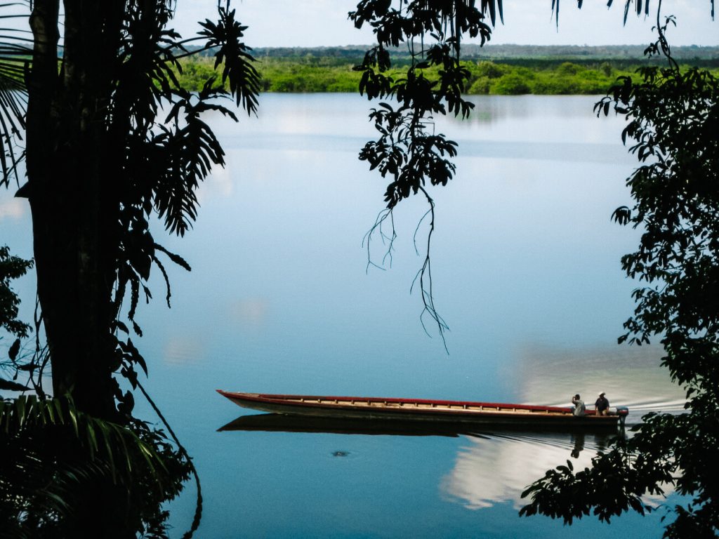 Mocht je over land naar Tikal reizen, maak dan een tussenstop bij Laguna Petexbatún. 