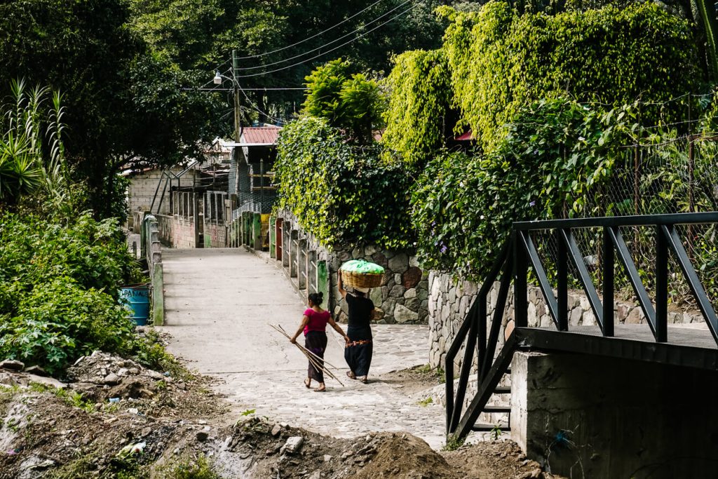 Lokale mensen rondom Lago de Atitlan.