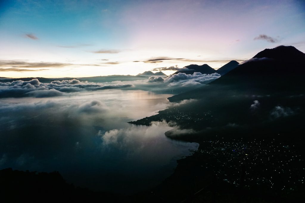 Vanaf de Indian Nose, heb je een uitzicht over het gehele meer van Atitlán en 5 vulkanen, waaronder de San Pedro, Atitlán, Toliman en de actieve Fuego vulkaan. 