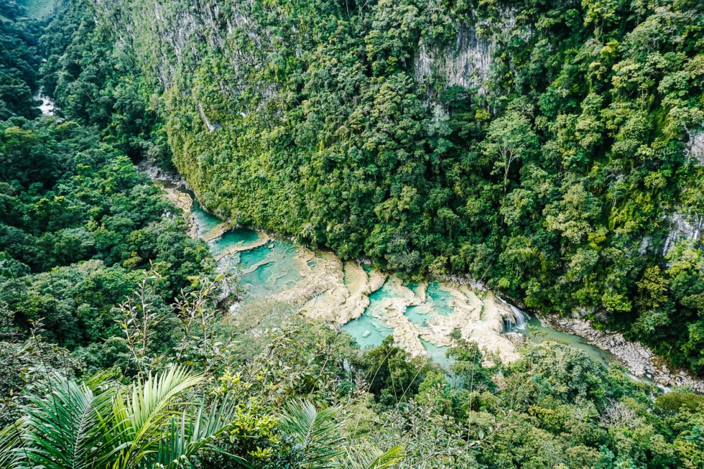 Uitzicht Semuc Champey, een van de top bezienswaardigheden in Guatemala.