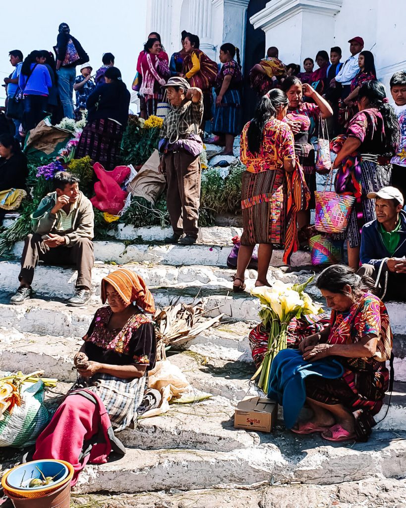 Elke donderdag en zondag staat de stad Chichicastenango in het teken van een grote kleurrijke markt. 