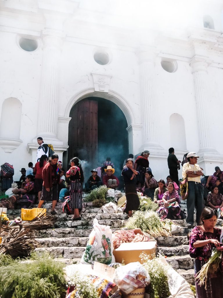 Elke donderdag en zondag staat de stad Chichicastenango in het teken van een grote kleurrijke markt. 