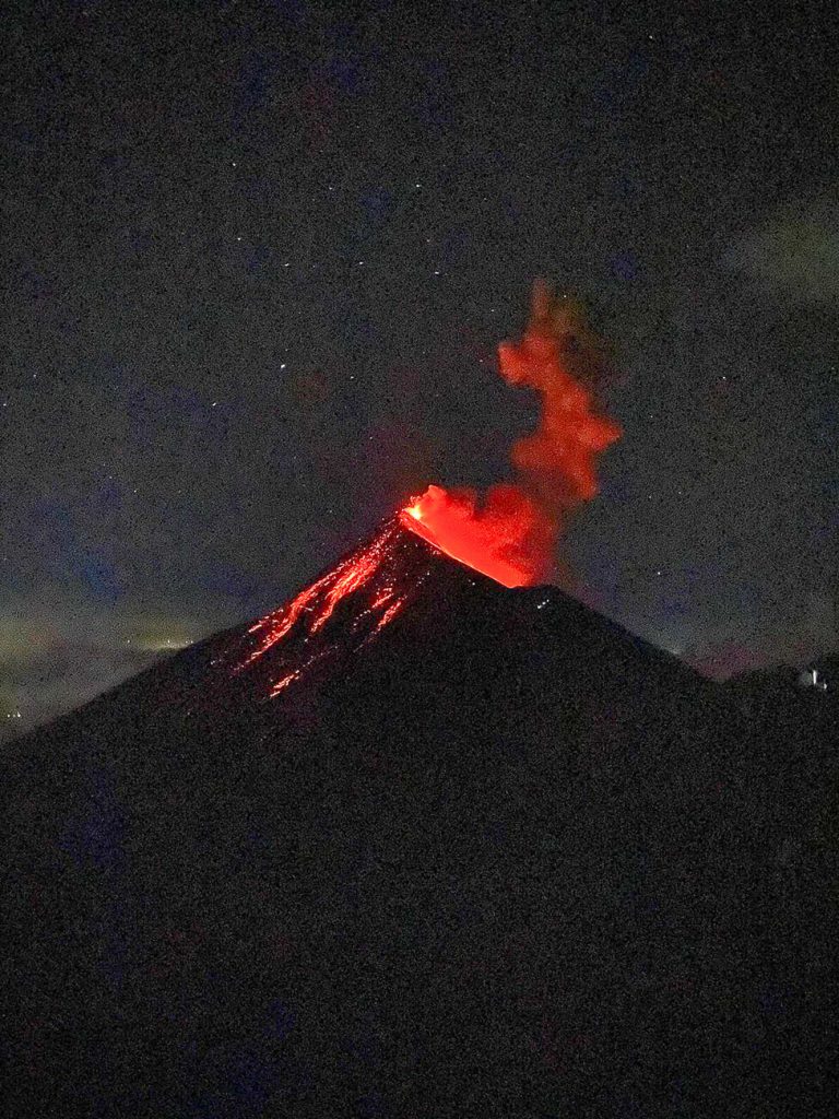 Uitzicht op uitbarstende Fuego vulkaan vanaf de Acatenango.