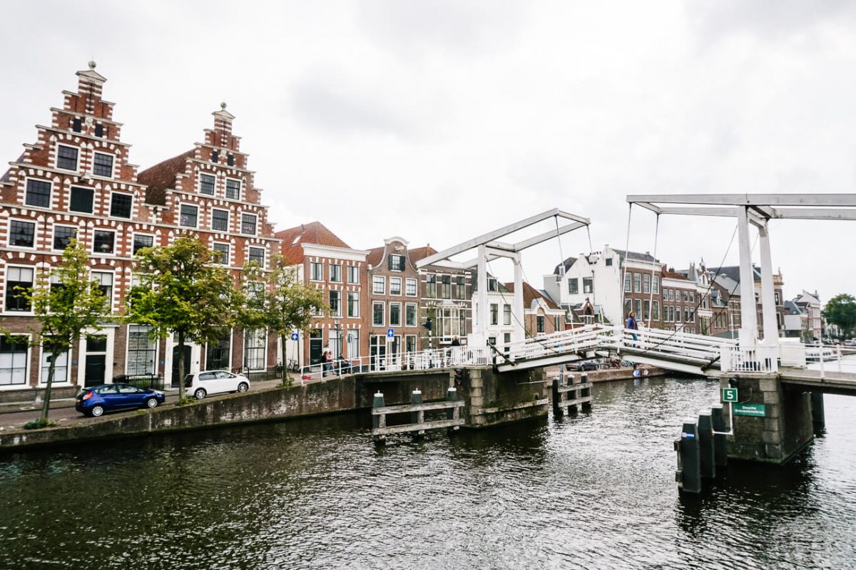 The Gravenstenenbrug with the two crow-stepped gable houses in the background is one of the scenic things to do in Haarlem, if you want to take pictures. Gravenstenenbrug is a drawbridge located across the Spaarne river.