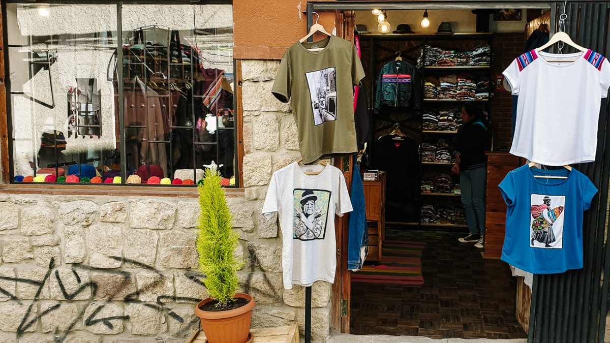 Munay sells t-shirts, caps and jackets with prints and Bolivian colors.