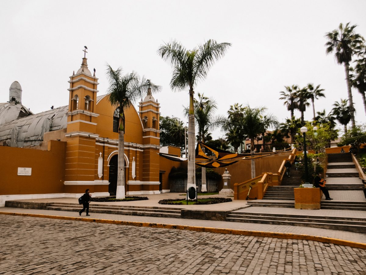 Het centrale middelpunt van Barranco is de Plaza Barranco en Iglesia Ermita. 