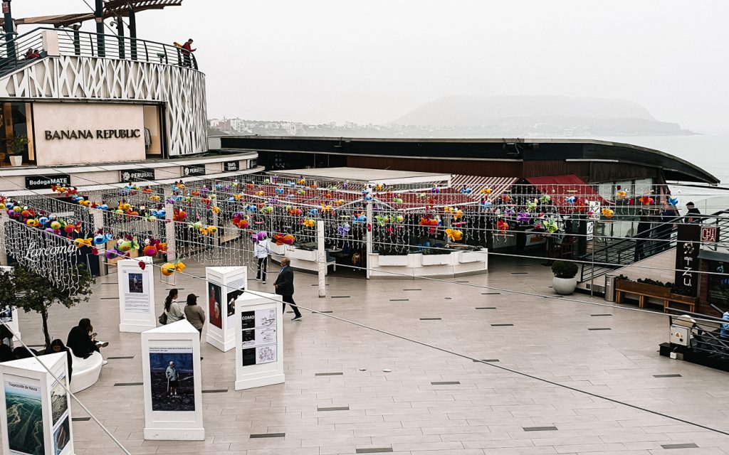 Larcomar is een winkelcentrum in de rotsen gebouwd en biedt weids uitzicht over de oceaan.