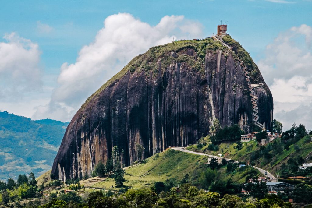 Peñol de Guatape is een van de top bezienswaardigheden en highlights voor je bezoek aan Medellin Colombia.