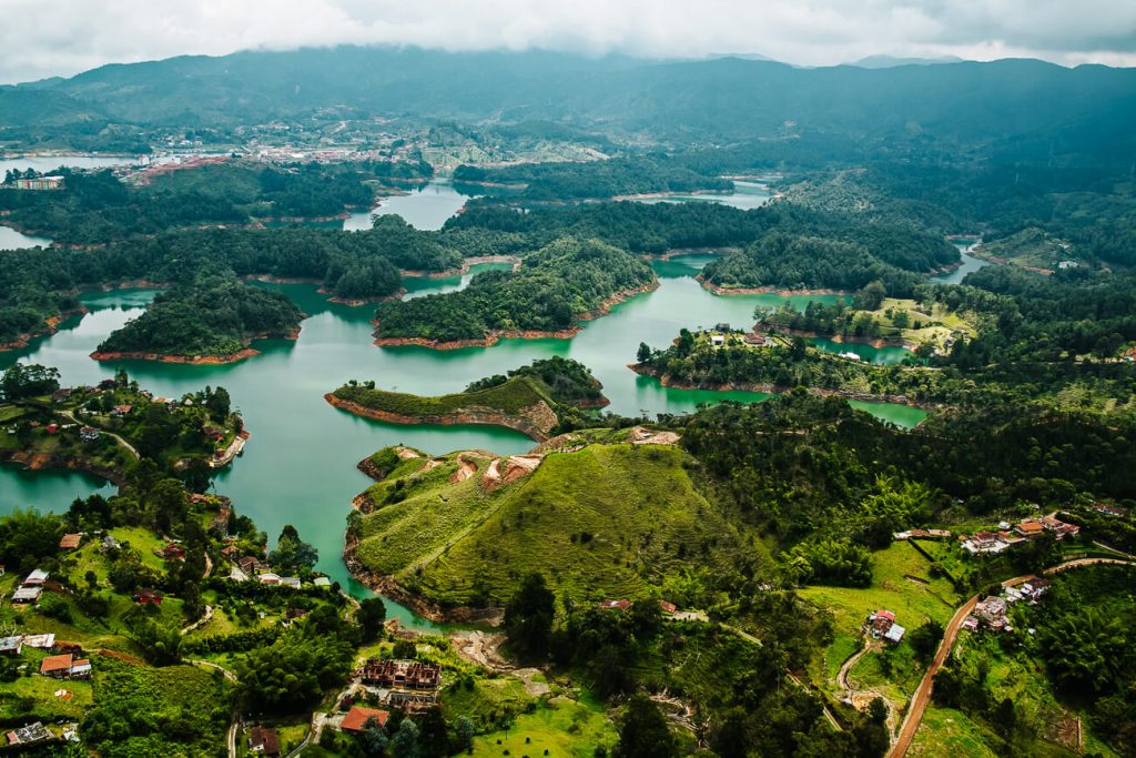 Uitzicht vanaf Peñol de Guatape, een van de top bezienswaardigheden en highlights in Medellin Colombia.