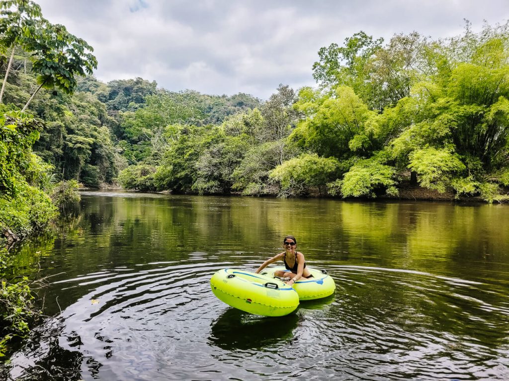 Deborah on tubes in Palomino rivier in Colombia