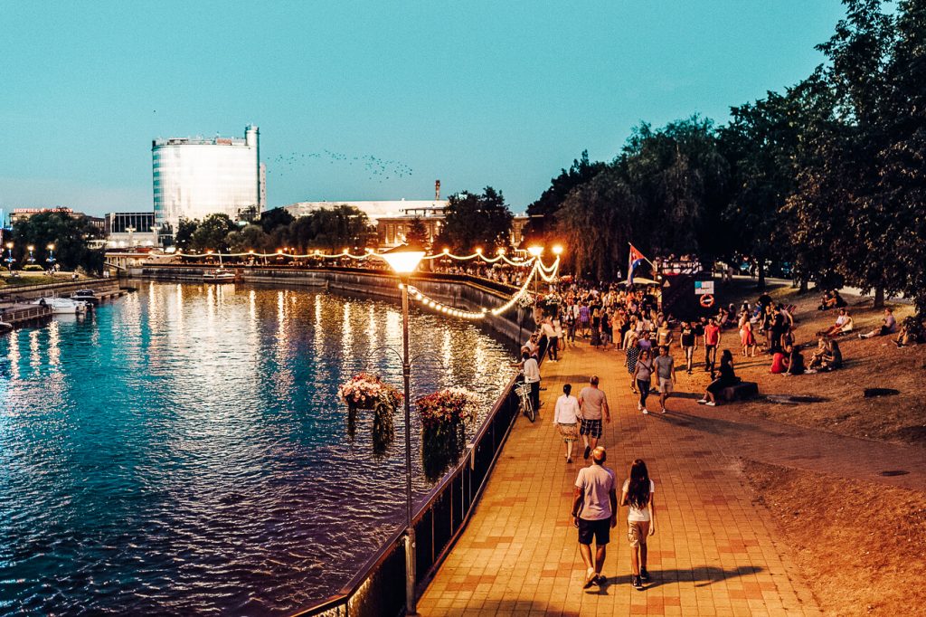 Stroll along Emajõgi rivier is one of the best things to do in Tartu on a sunny day