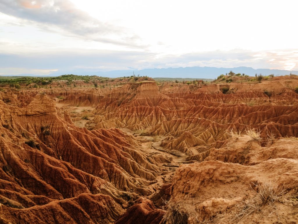 El Desierto de Tatacoa in Colombia bestaat uit El Cuzco, ookwel de rode woestijn genaamd vanwege de dieprode rotsformaties.