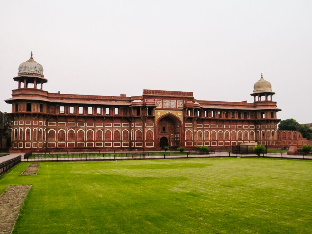 Het Rode fort van Agra in India, gelegen aan de Yamuna rivier, verdient zijn naam aan het rode zandsteen dat gebruikt werd voor de bouw, en is een van de bezienswaardigheden die je absoluut niet mag missen. 