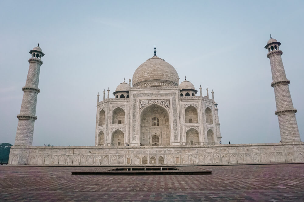 De Taj Mahal wordt ook wel het Monument voor de Liefde genoemd en blijft een belangrijk symbool van liefde, kunst en geschiedenis.