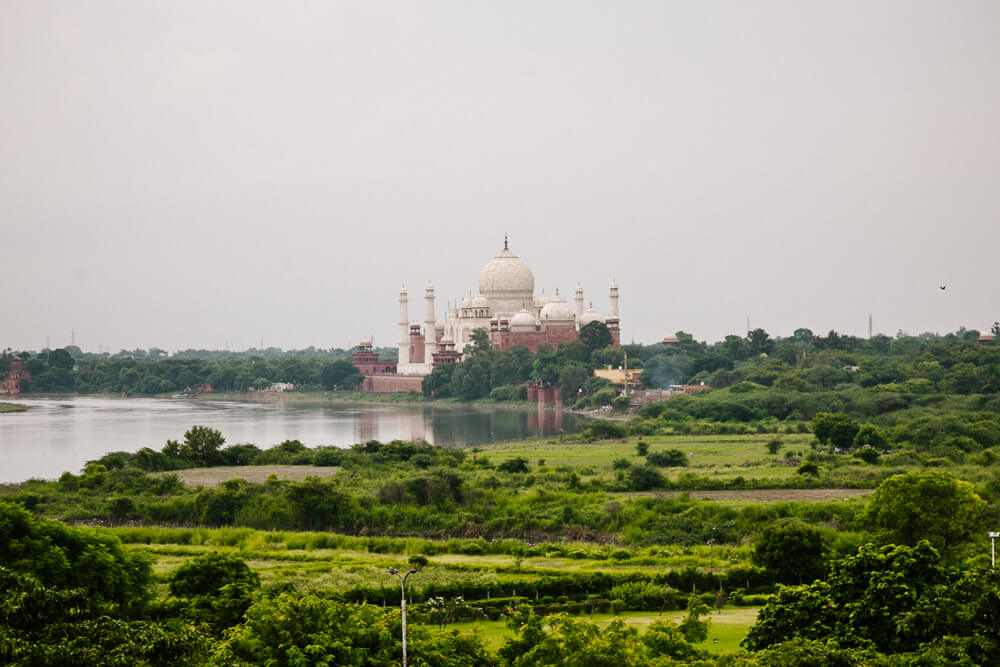 Vanaf het balkon in het Agra Fort zie je de Taj Mahal in de verte liggen.