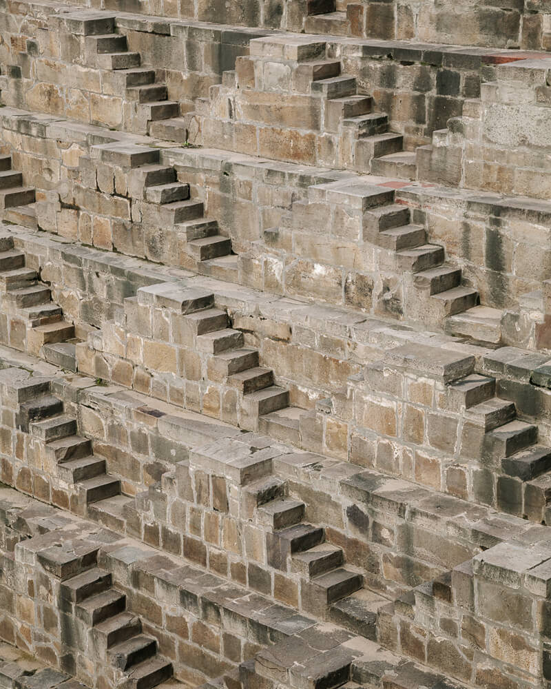 Stepwells zijn waterbronnen omringd door hoge trappen die mensen vroeger in tijden van droogte veelvuldig gebruikten om water te halen.