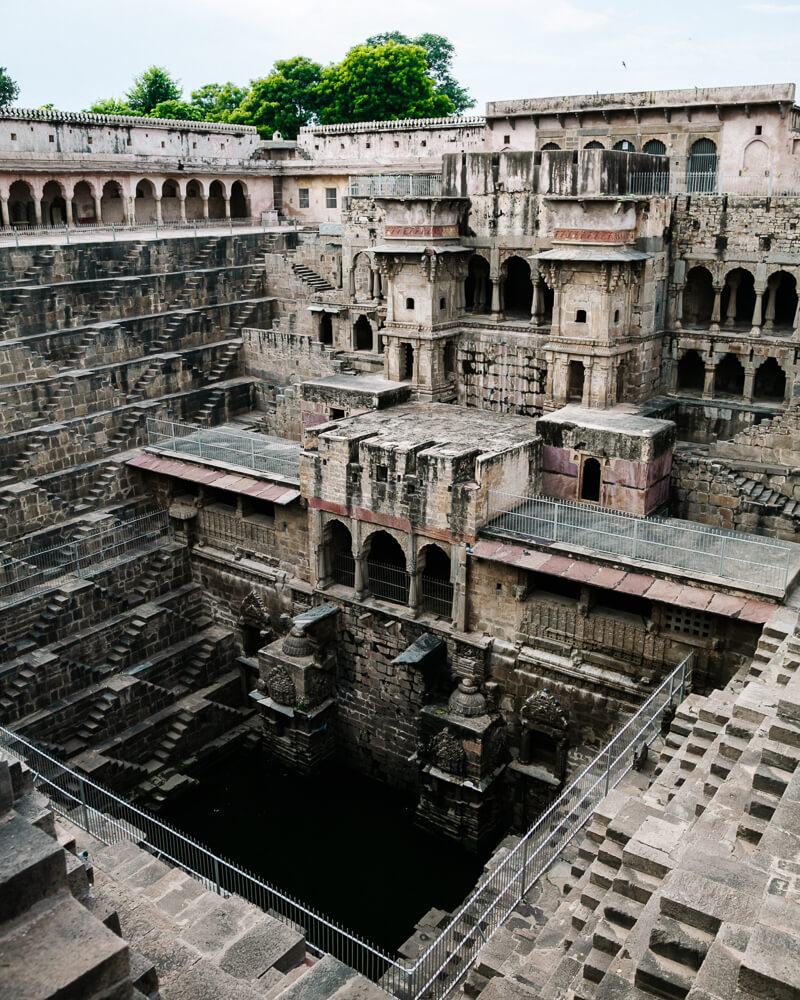 Chand Baori, die dateert uit de 8e-9e eeuw, is een van de diepste en grootste stepwells in India, gelegen tussen Agra en Jaipur in India. 