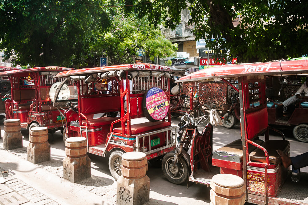 Ontdek hoe je je het beste kunt verplaatsen binnen New Delhi India.