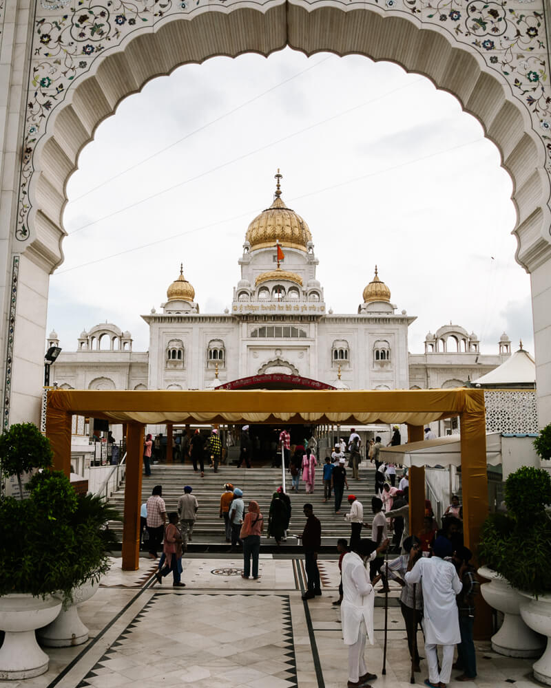 De Gurudwara Bangla Sahib is een van de belangrijkste sikh tempels in New Delhi en mag je niet missen tijdens je bezoek.