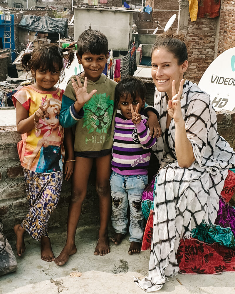 Een hele belevenis is het om op pad te gaan in een van India’s slums: Sanjay Colony.