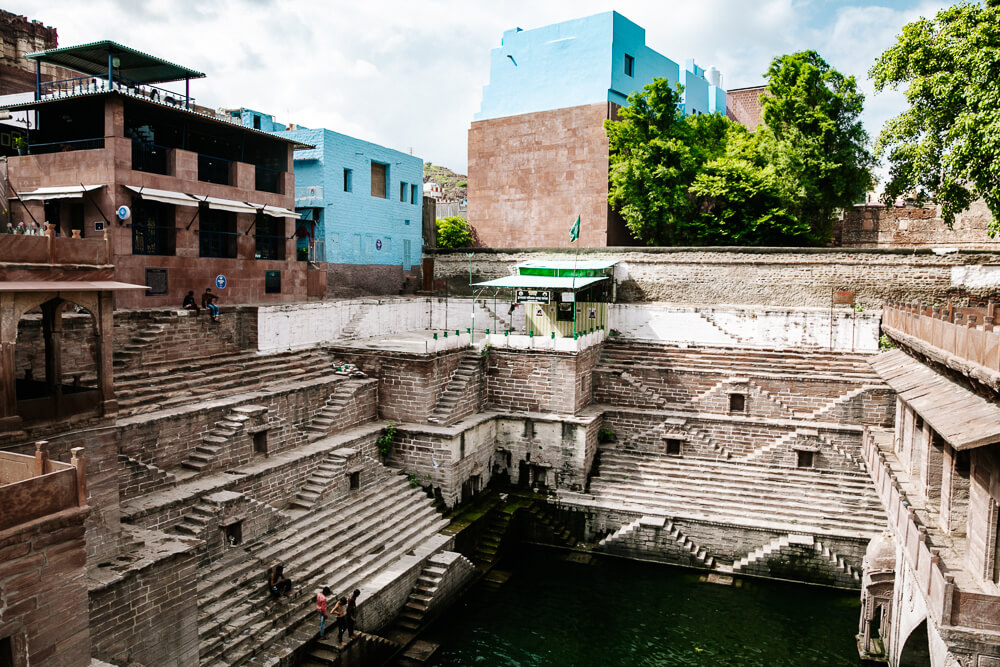 In the blue city of Rajasthan you will find a stepwell in the middle of the city: Toorji Ka Jhalra.