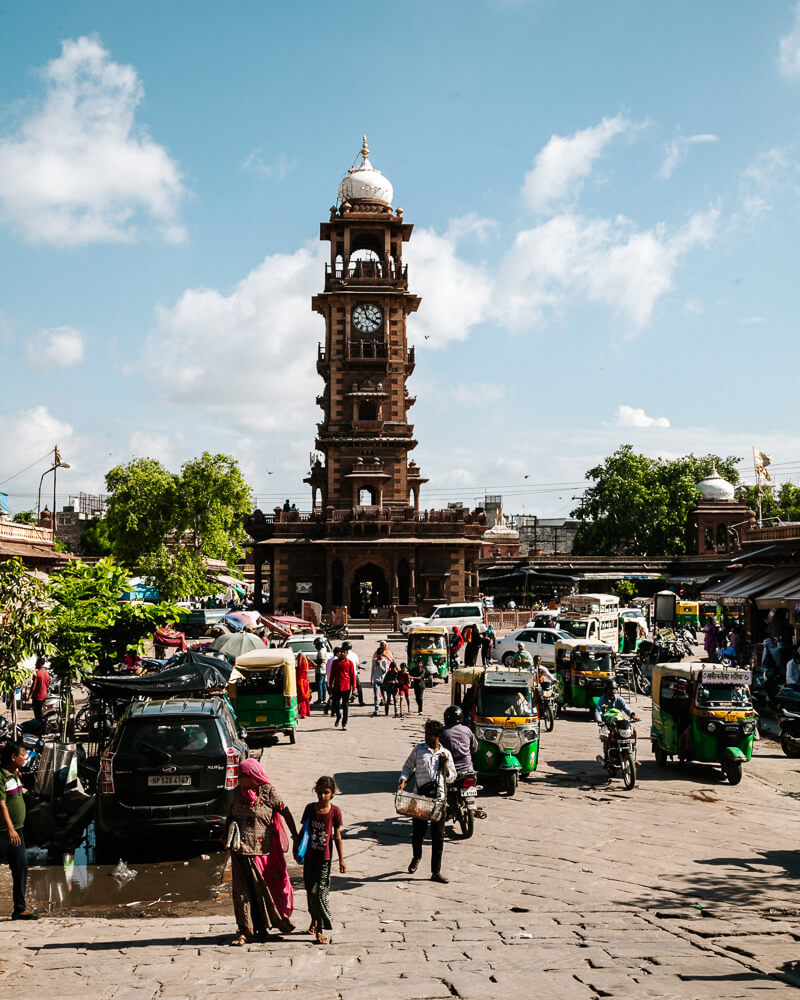 In het midden van de Sardaar Bazaar ligt de Ghantaghar (Klokkentoren), tevens de toegangspoort naar de blauwe stad van India.