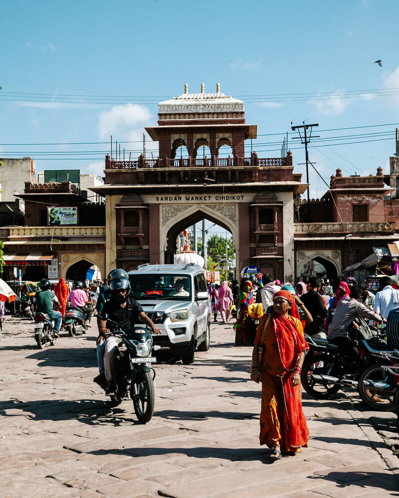 In de oude stad van Jodhpur in India moet je zeker een kijkje nemen op de Sardar Bazaar, waar van alles te koop is en je je ogen uitkijkt.