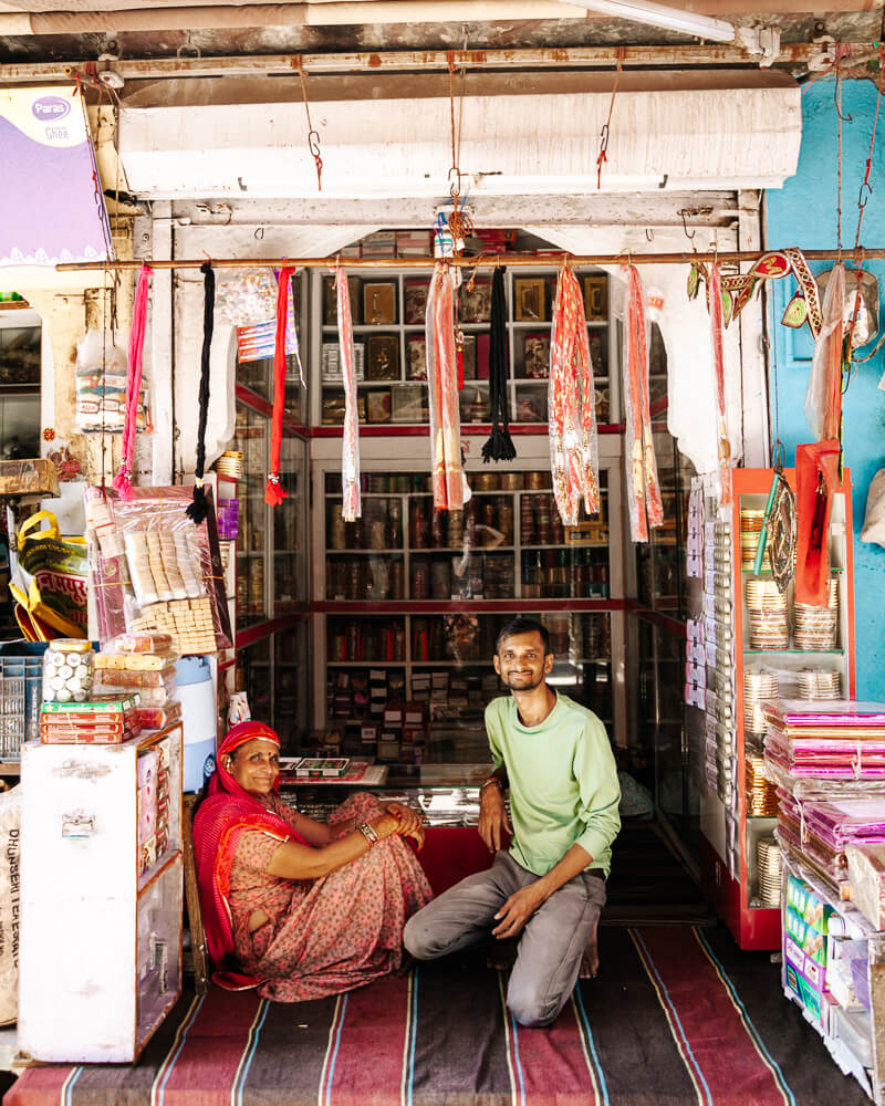 In de oude stad van Jodhpur in India moet je zeker een kijkje nemen op de Sardar Bazaar, waar van alles te koop is en je je ogen uitkijkt.