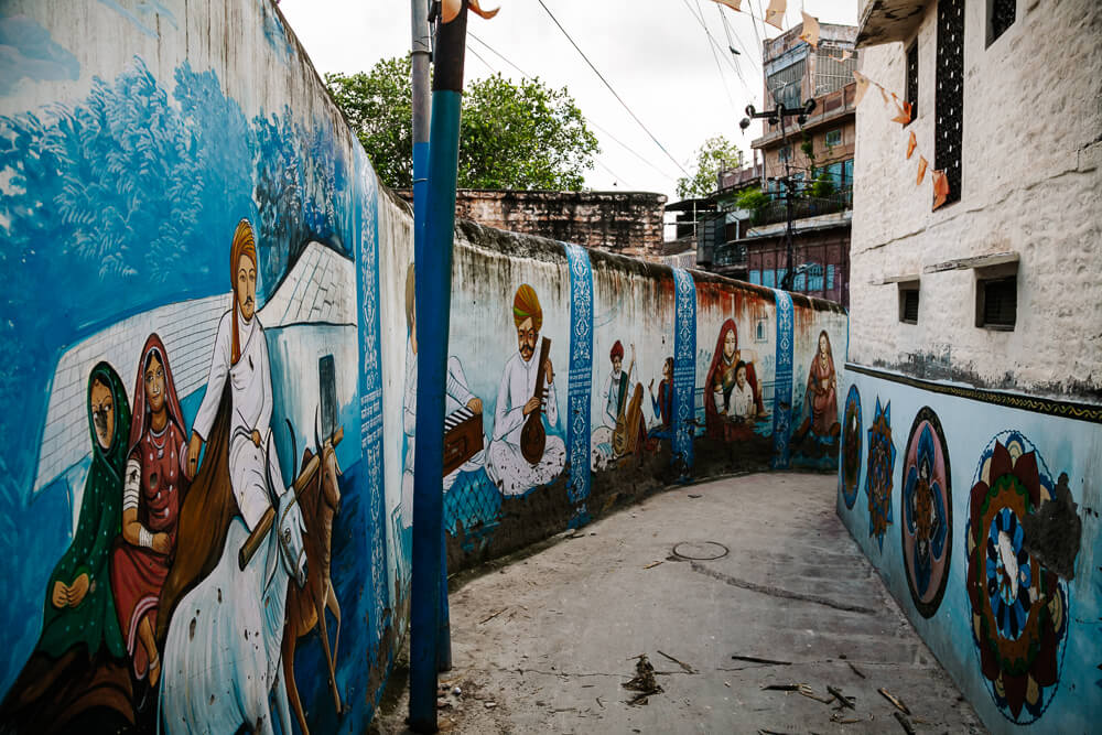 Natuurlijk wil je in Jodhpur India de blauwe bezienswaardigheden en street art bezichtigen, deze zijn met tuk tuk te bereiken vanaf de Sardar bazaar.