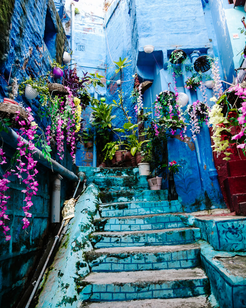 Natuurlijk wil je in Jodhpur India de blauwe bezienswaardigheden en street art bezichtigen, deze zijn met  tuk tuk te bereiken vanaf de Sardar bazaar.