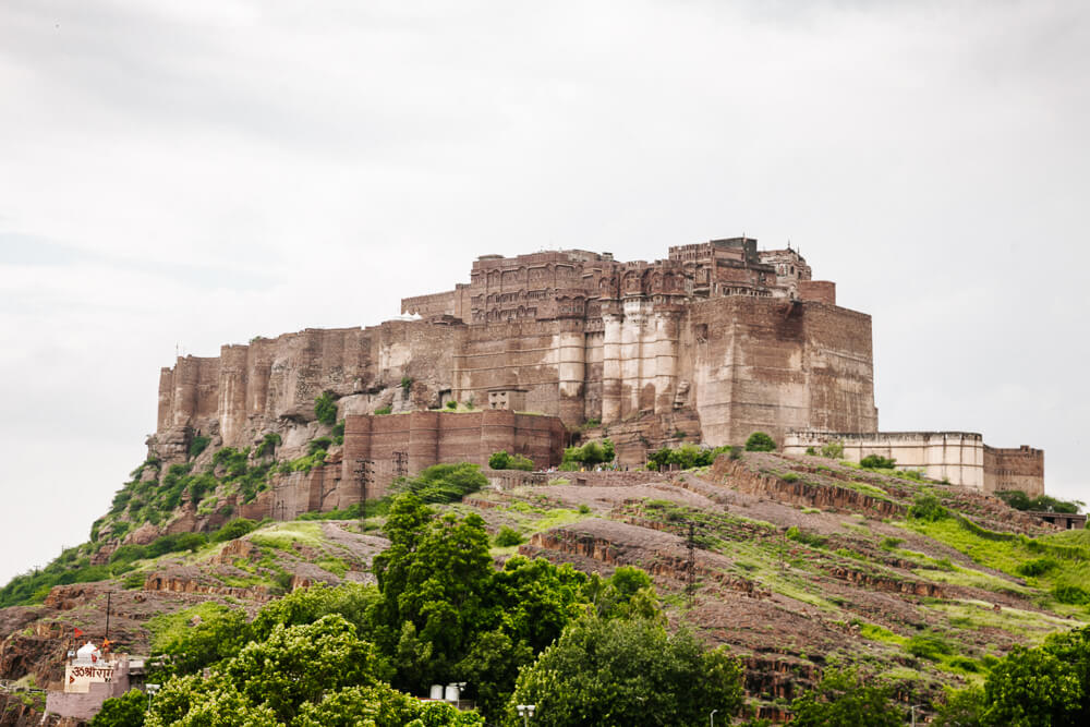 Een van de bekendste bezienswaardigheden in Jodhpur Rajasthan is natuurlijk het Mehrangarh fort, gelegen op een rots boven de blauwe stad van India.