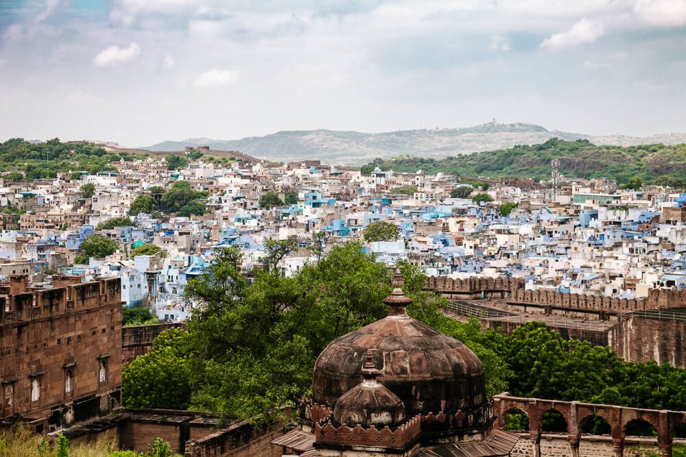 Een van de bekendste bezienswaardigheden in Jodhpur Rajasthan is natuurlijk het Mehrangarh fort, gelegen op een rots boven de blauwe stad van India.