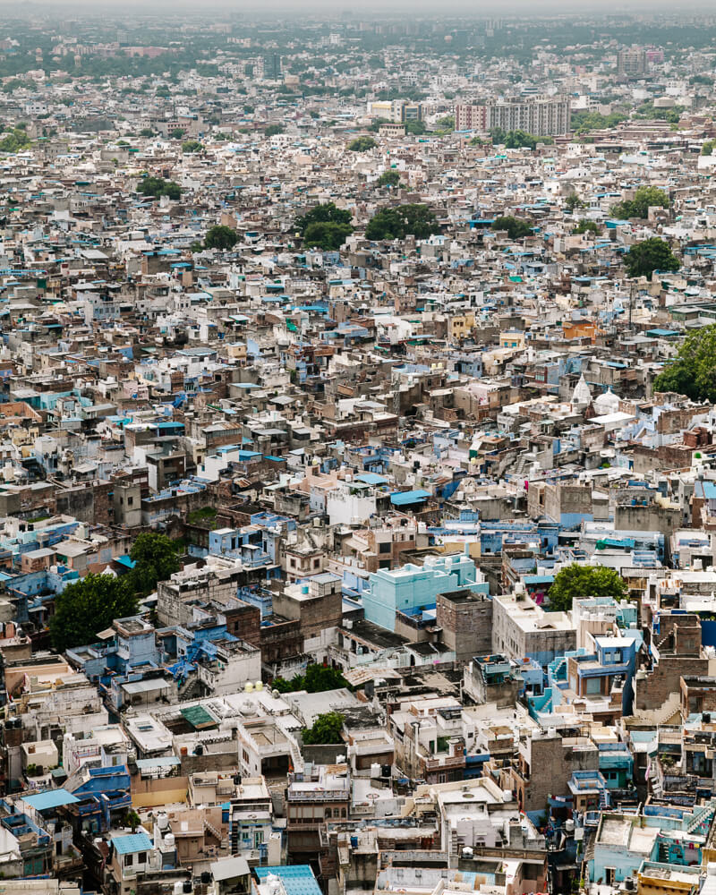 Pachetia Hill, nabij het Mehrangarh fort, biedt mooi uitzicht over Jodhpur India en haar blauwe bezienswaardigheden.