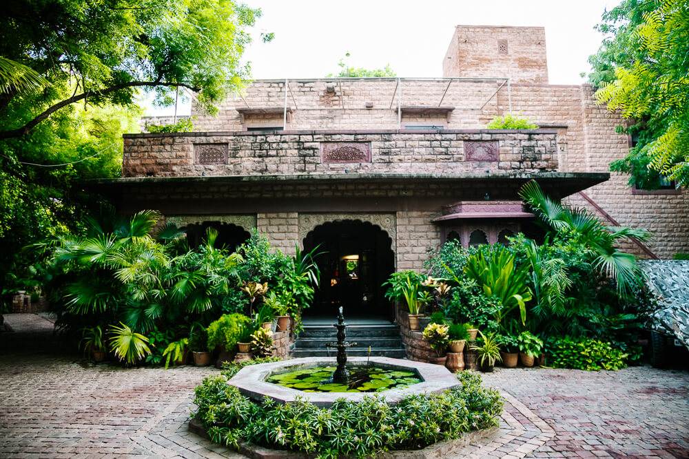 Devi Bhawan is een heritage boutique hotel te midden van een groene omgeving, en toch centraal gelegen in de blauwe stad.