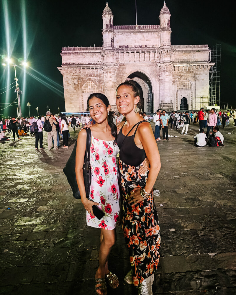 Een van de meest iconische bezienswaardigheden in Mumbai is de Gateway of India, een 26 meter hoge triomfboog die in het begin van de 20e eeuw werd gebouwd ter ere van het bezoek van Koning George V en koningin Mary uit Engeland.